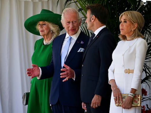 L'occhio del re spaventa gli inglesi: cosa è successo a Carlo III