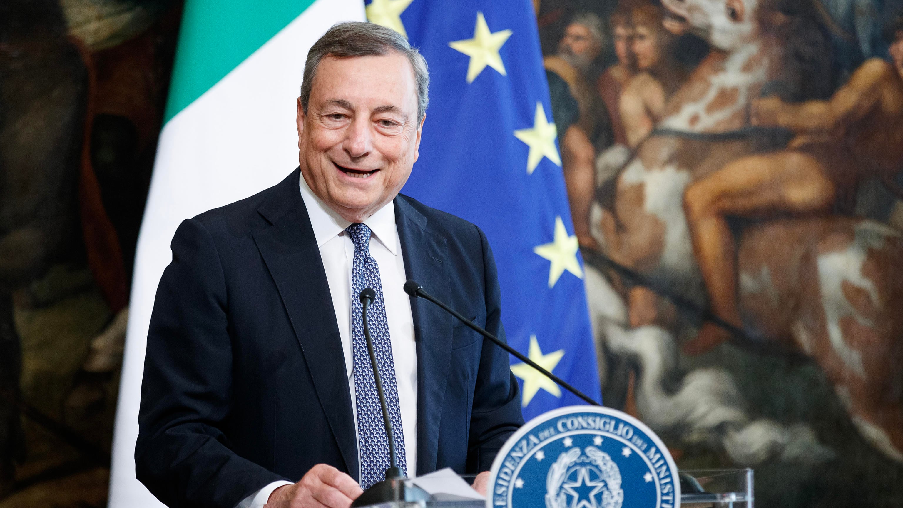 Draghi: "Il Pnrr è di tutti. Le istituzioni collaborino anche se di colori diversi"