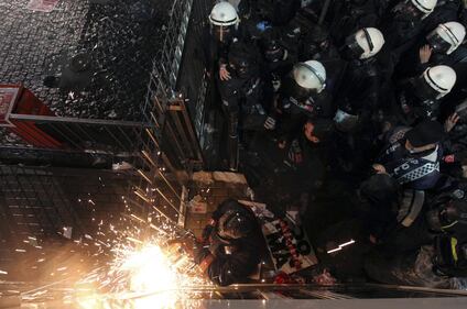 Turchia, scontri dopo il sequestro del quotidiano 11