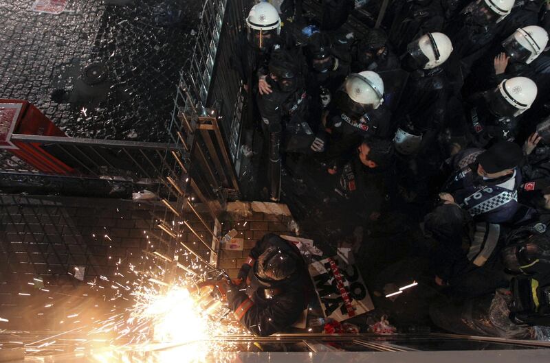 Turchia, scontri dopo il sequestro del quotidiano 11