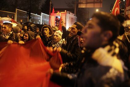 Istanbul, migliaia di tifosi in marcia contro il terrorismo 5