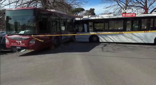 Scontro tra autobus a Roma: 15 feriti 4
