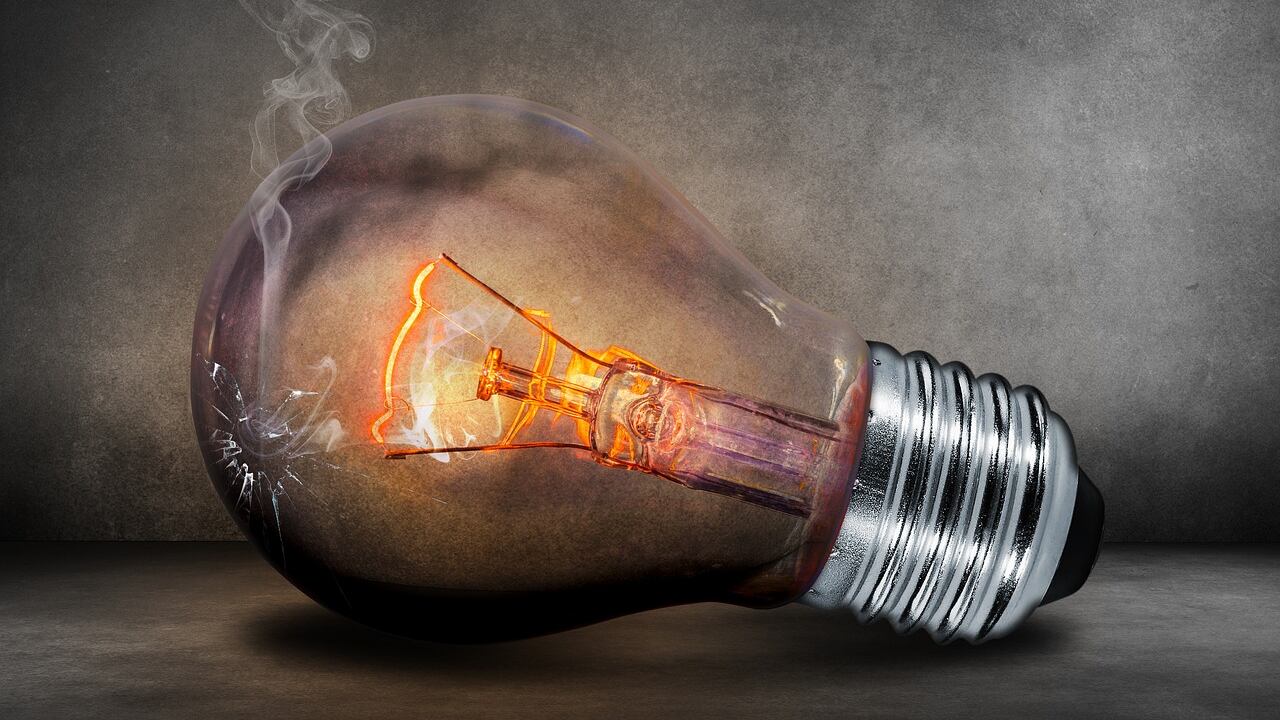 Il fornitore di luce e gas cambia contratto? Ecco come difendersi