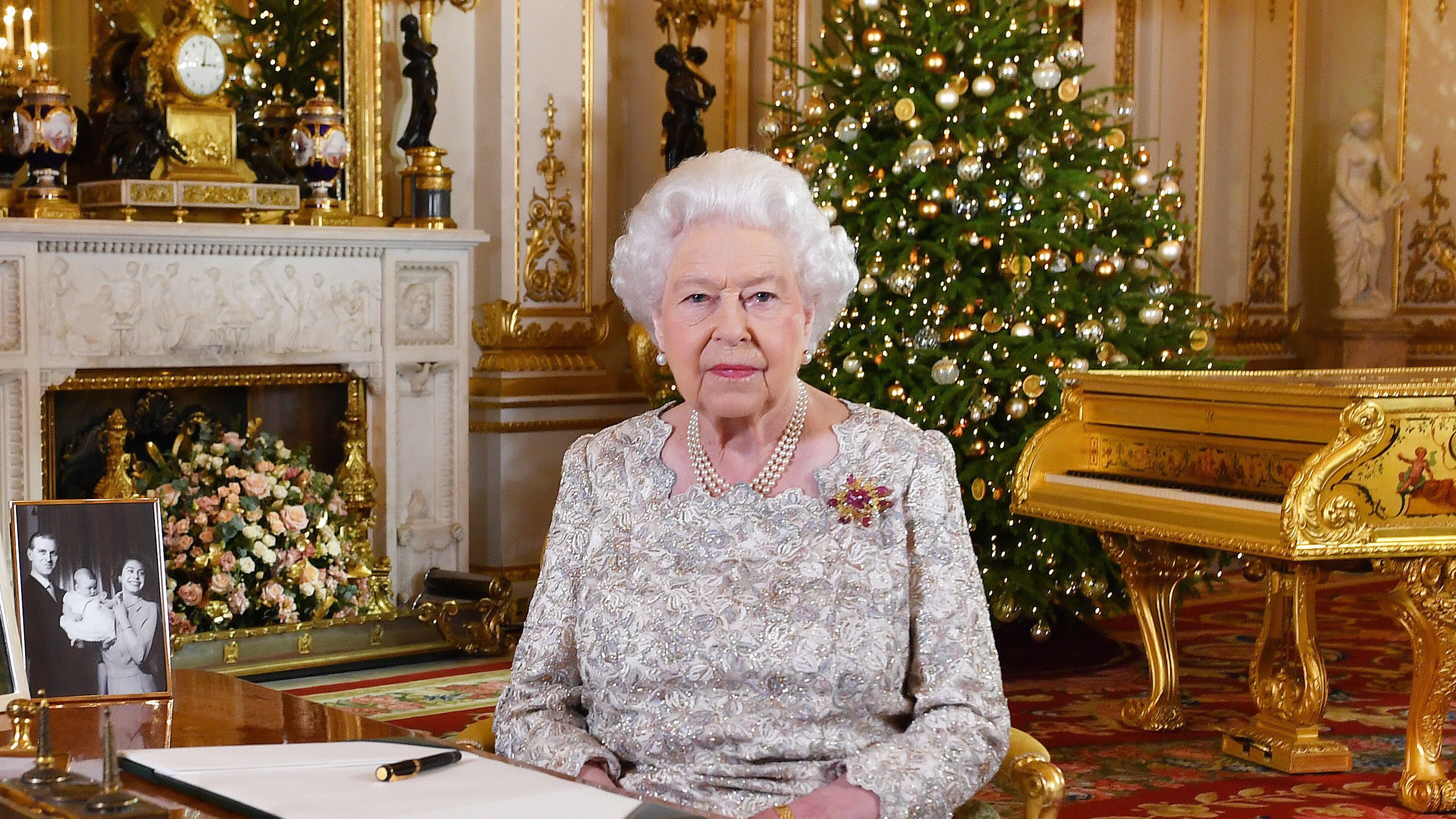 La Regina Elisabetta: gli auguri di Buon Natale e quella foto in bianco e nero con il Principe Carlo