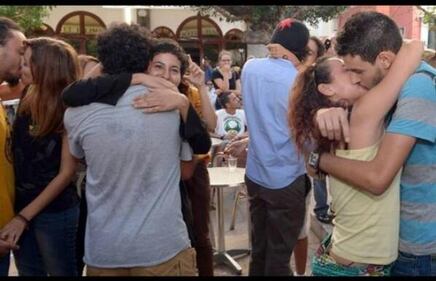 Baci proibiti a Rabat, scatta il "kiss-in" di protesta 1