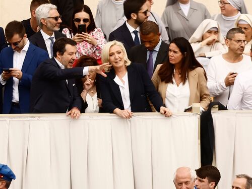 Salvini e Le Pen contro Macron. "Ambiguo al tavolo della pace"