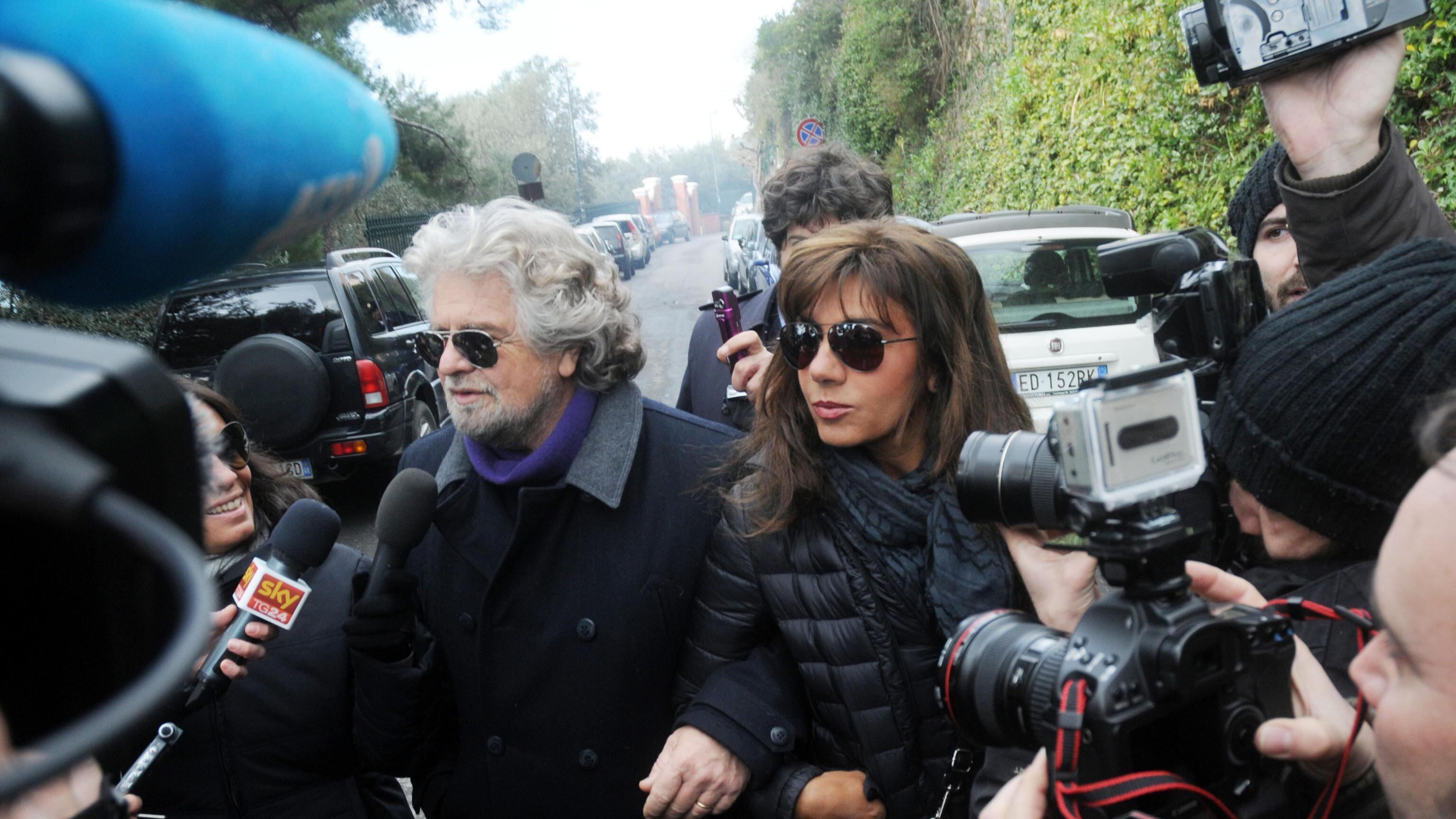 Grillo non controlla più i suoi e la moglie