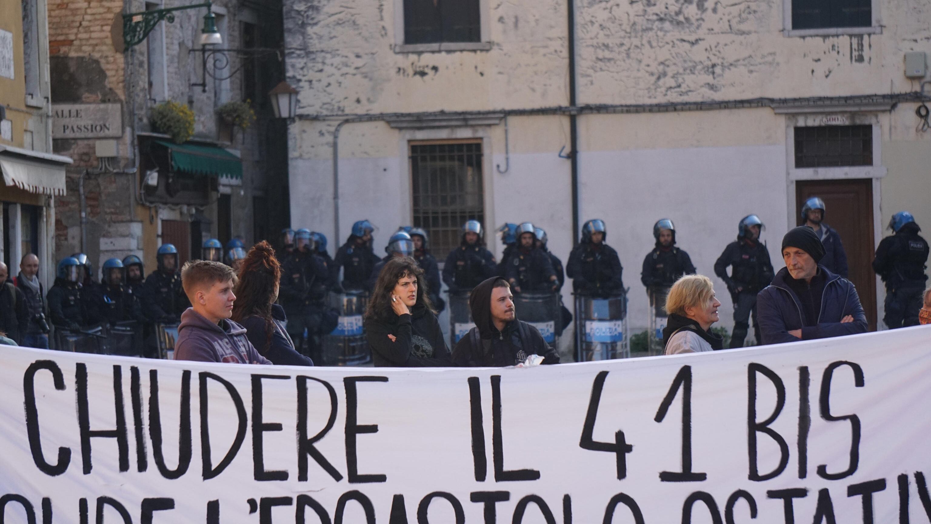 "Un clima di guerra...". Il delirio degli anarchici su Cospito