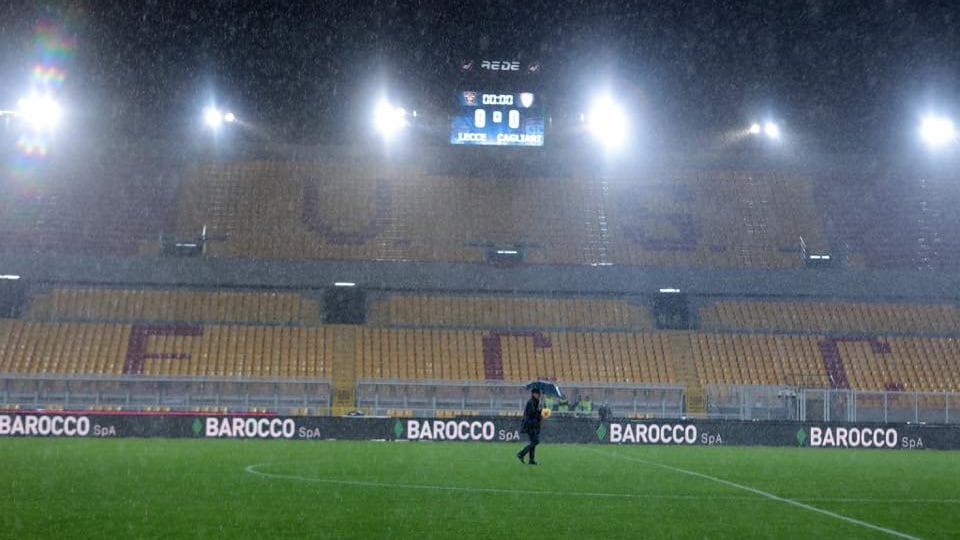 Lecce-Cagliari rinviata, i tifosi pugliesi ospitano per la notte i sardi