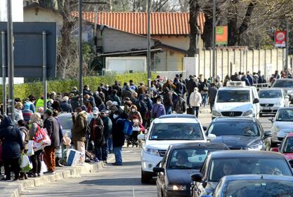 L'esercito dei nuovi poveri in coda al Pane Quotidiano di Milano: la coda è lunghissima 2