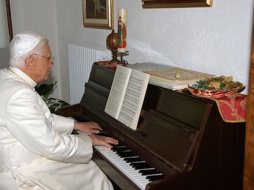 Adesso spunta una lettera di Benedetto XVI sulla rinuncia