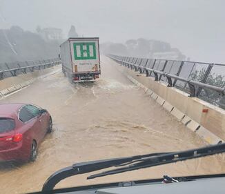 Il maltempo flagella la Liguria: strade allagate e fiumi in piena 2