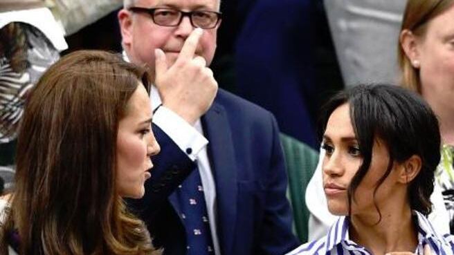Meghan Markle e i dictat della Royal Family: perché la duchessa ha la borsetta nella mano sinistra?