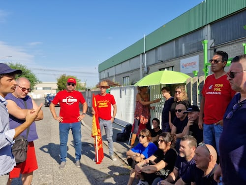 Scioperi e operai al lavoro in mutande. È la stagione "calda" della protesta