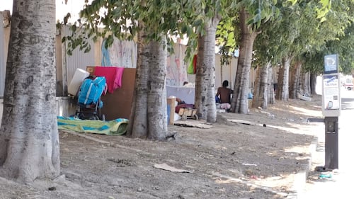 Napoli, clochard accampati davanti all'ospedale Loreto Mare 3
