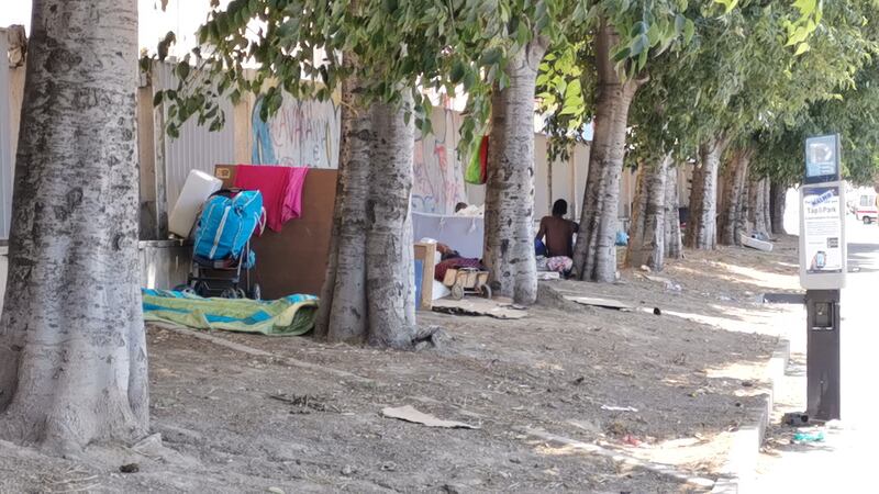 Napoli, clochard accampati davanti all'ospedale Loreto Mare 3