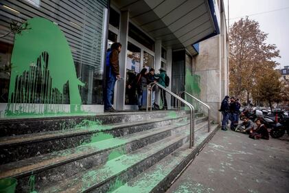 Ecologisti tirano vernice contro sede Rai  5