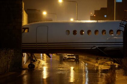 C'è troppo vento: l'aereo viene spazzato via 1