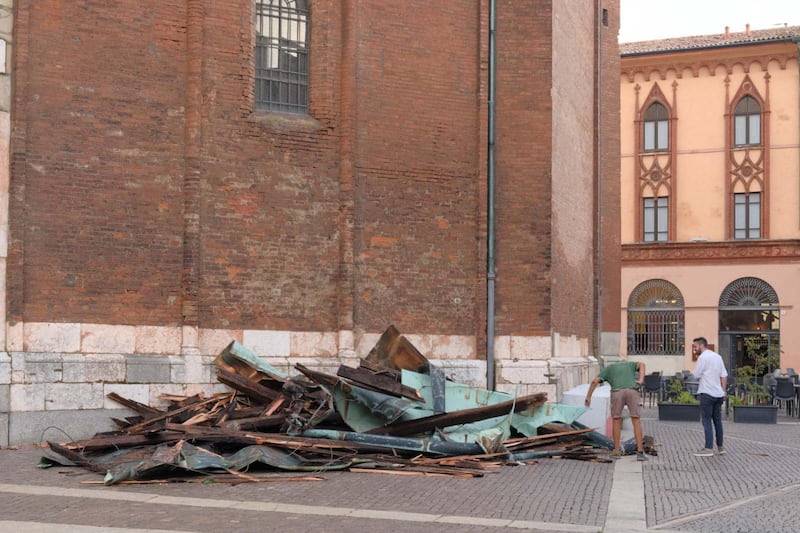 La “supercella” su Cremona: crolla una guglia del Duomo