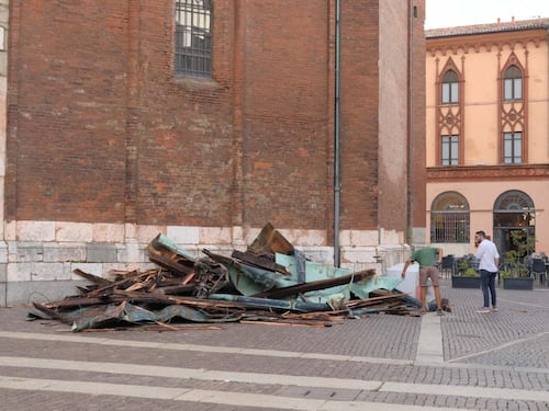 Maltempo, tromba d’aria si abbatte su Cremona: 43 feriti, crolla una guglia del Duomo