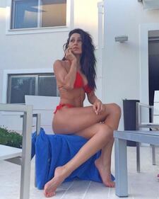 Anna Tatangelo sexy in bikini: foto 3