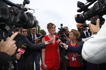La Boschi rosso fuoco con l'abito scollatissimo 5