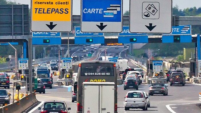Basta soste al casello: presto si pagherà a distanza anche con lo smartphone