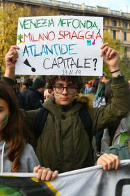Milano, manifestazione globale per il clima. Il corteo attraversa la città 9