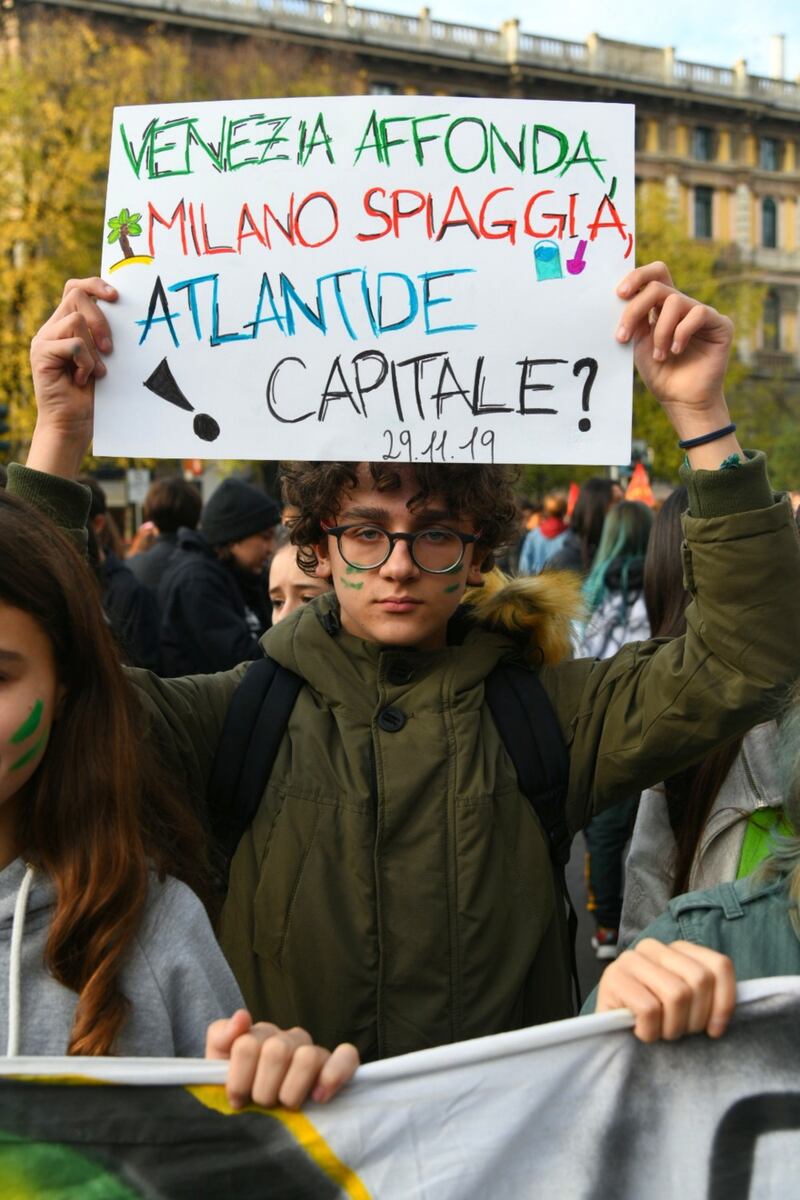 Milano, manifestazione globale per il clima. Il corteo attraversa la città 9