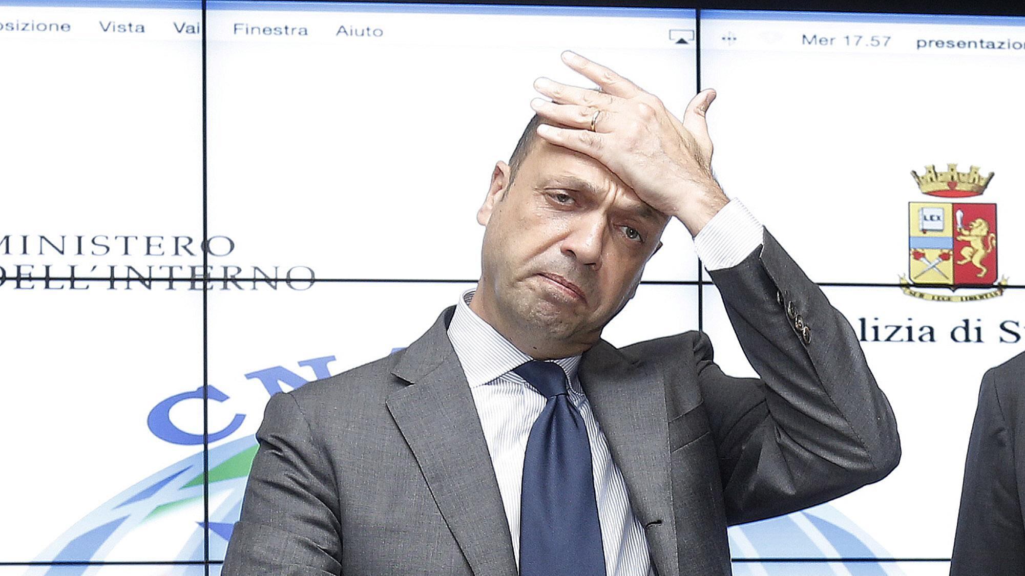 Altra tegola per Alfano Ora il ministro ha paura di finire travolto dai guai
