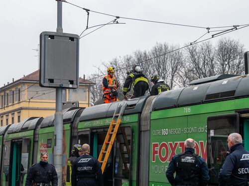 Milano, il tram 27 prende fuoco. A bordo una ventina di persone: "C'era fumo ovunque"