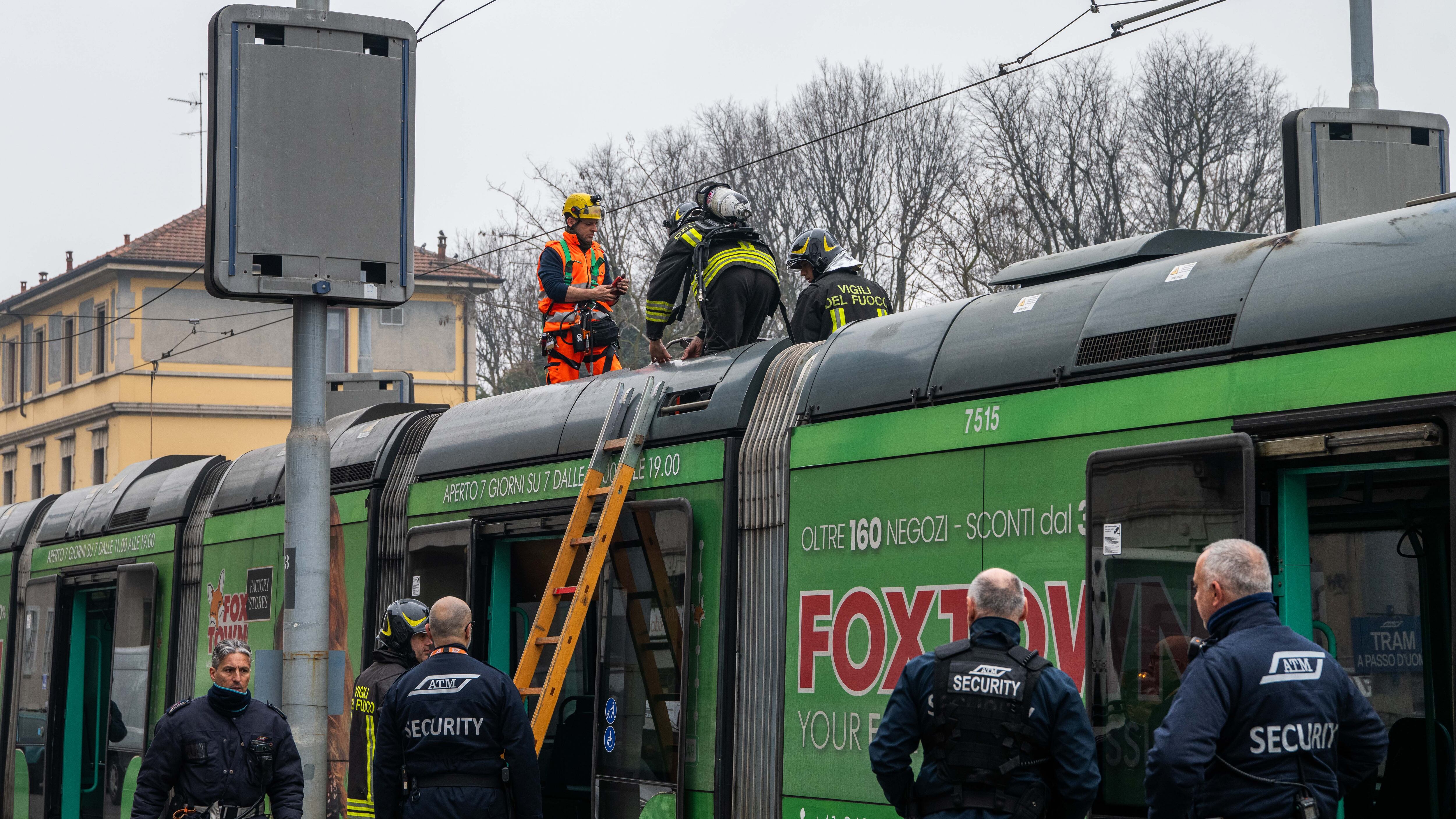 Milano, il tram 27 prende fuoco. A bordo una ventina di persone: "C'era fumo ovunque"
