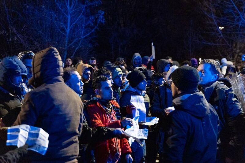 Disordini in via Cagni a Milano: cariche della polizia per disperdere i violent 4