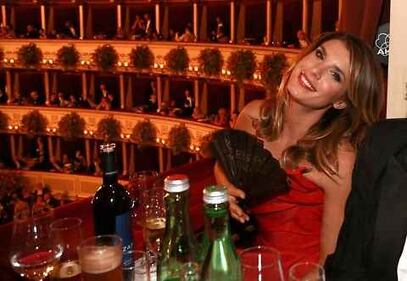 Ballo delle debuttanti: sexy incidente per Elisabetta Canalis 1