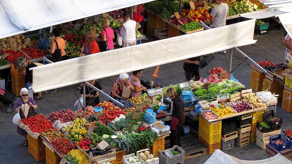 Assurda multa al fruttivendolo: scrive "siciliani" e non "italiani"