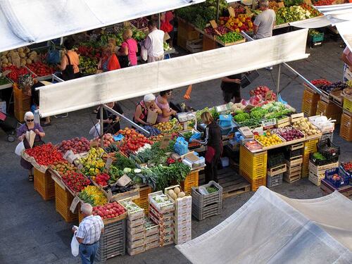 "50 euro e fai sesso con mia moglie". L'offerta choc del fruttivendolo