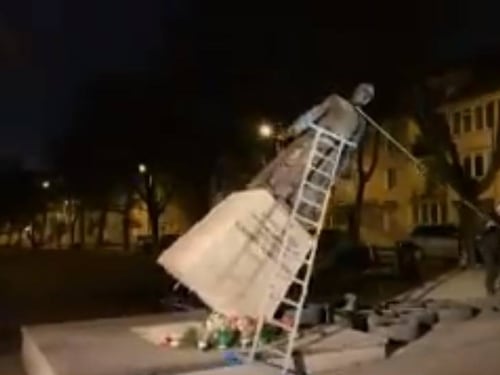 Polonia, clamorosa protesta per abusi su minori: rovesciata statua