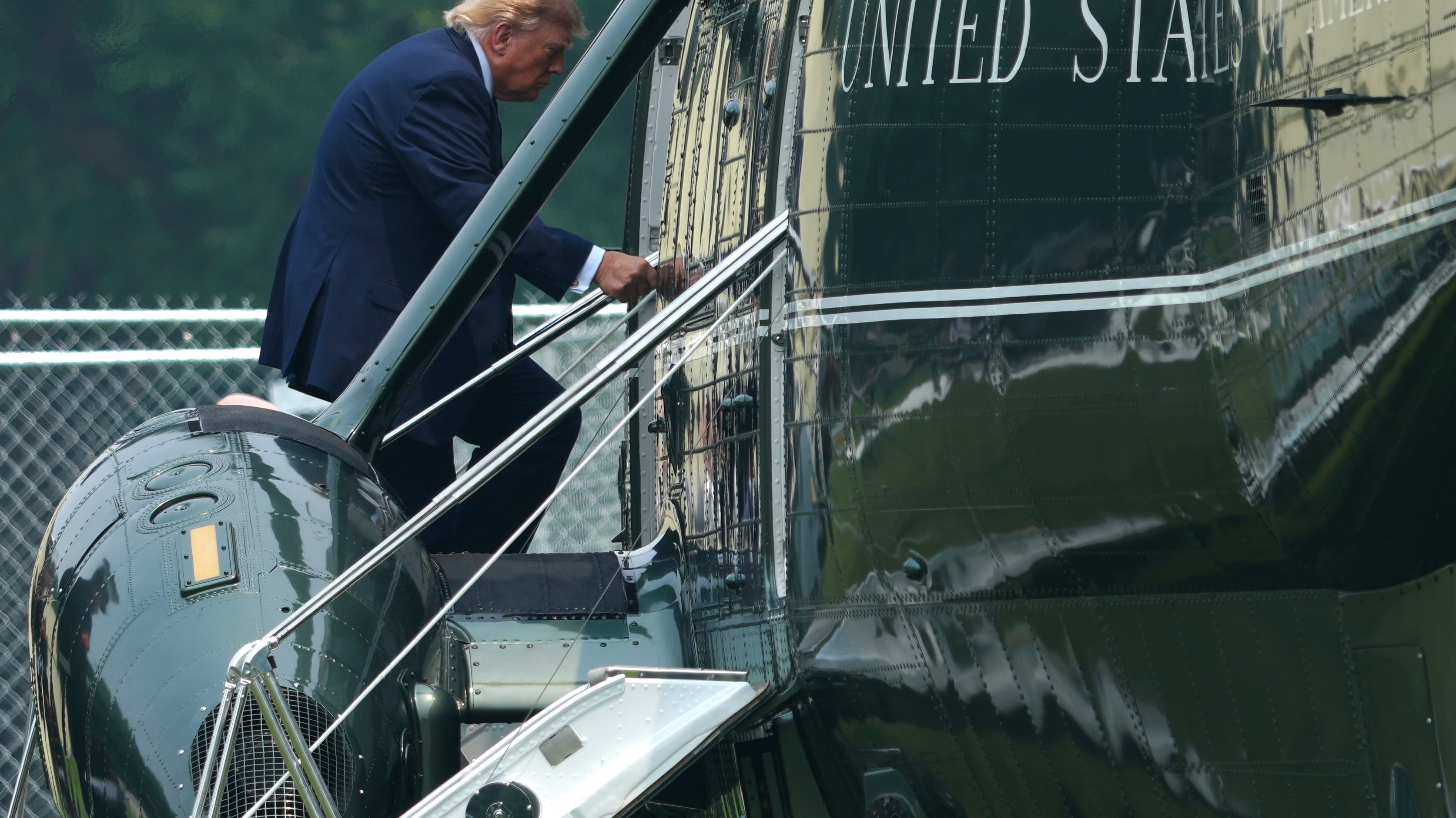 Altri raid e jet Usa in arrivo. Trump: "Sanzioni all’Iran"