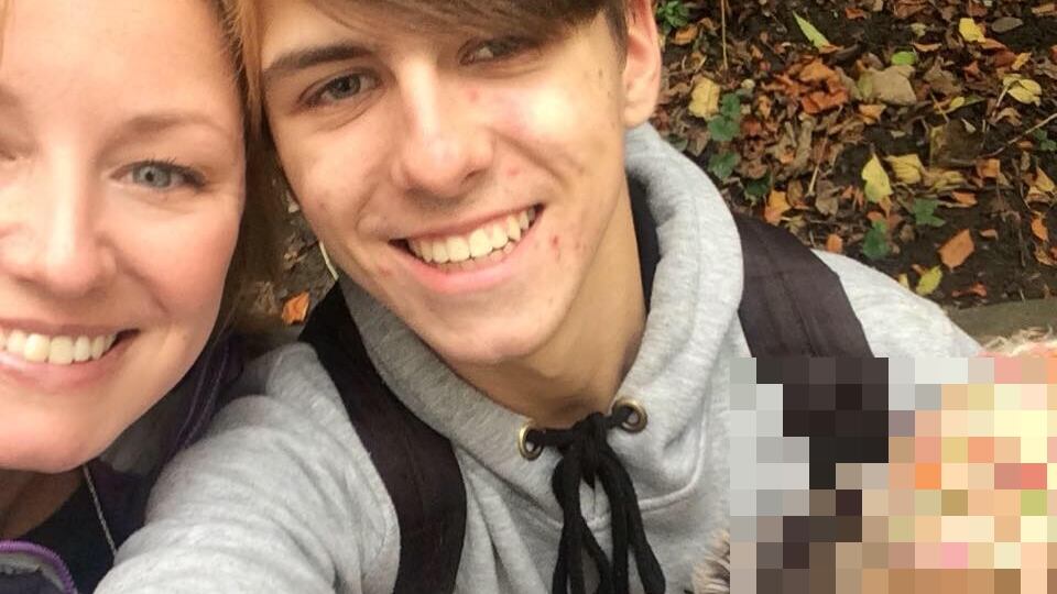 Muove il collo di scatto e si lacera un'arteria, 17enne trovato morto in casa