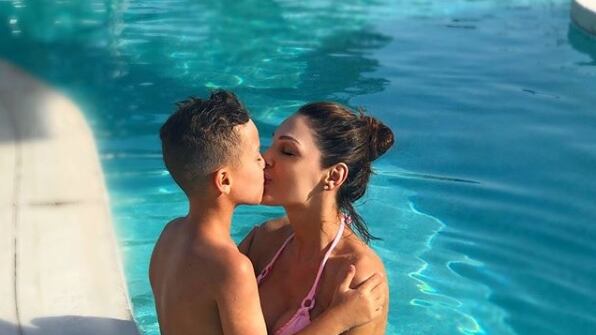 Anna Tatangelo con il figlio fa discutere