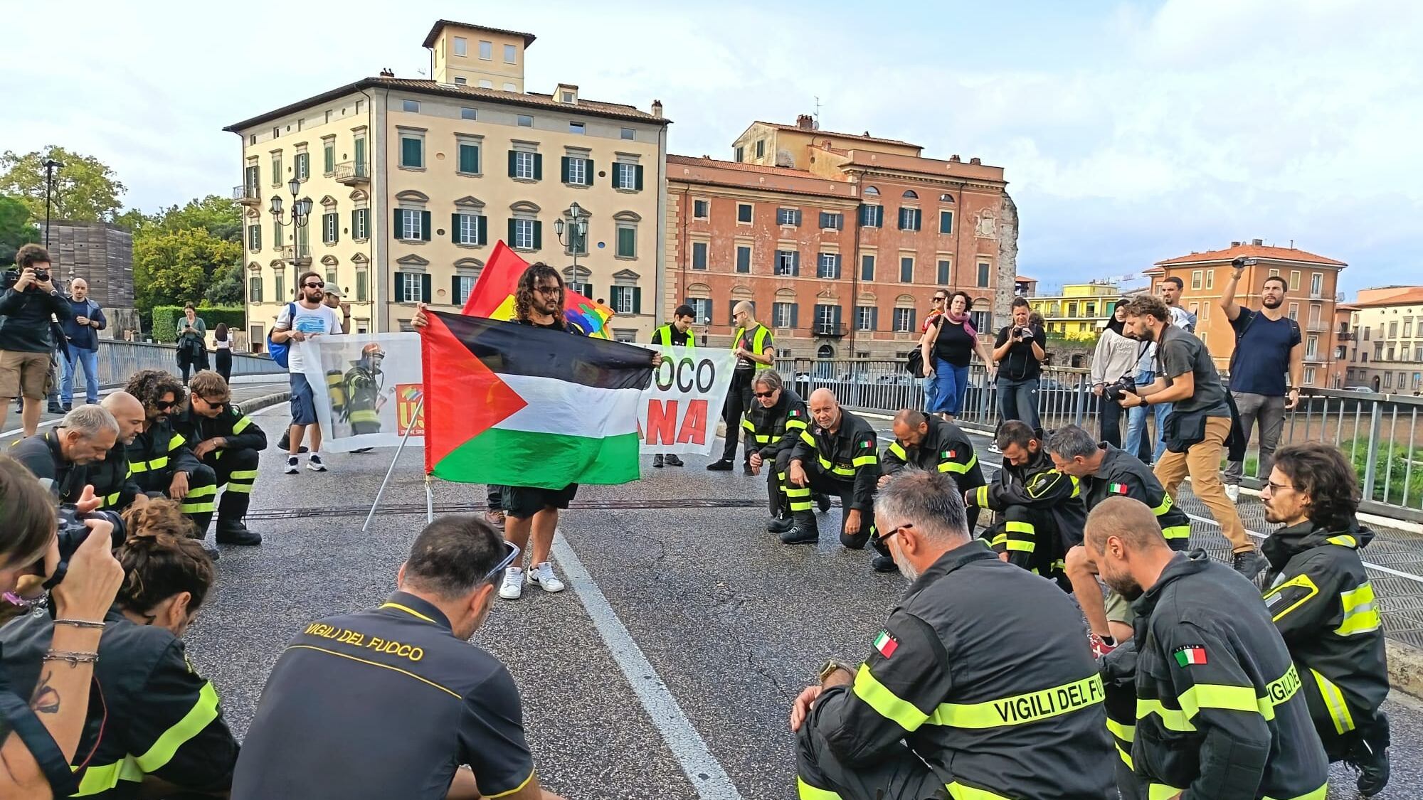 Vigili del fuoco in ginocchio alla manifestazione per Gaza, ma il Viminale non ci sta