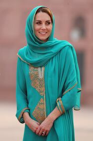 Kate Middleton con il velo, durante la sua visita in Pakistan 2