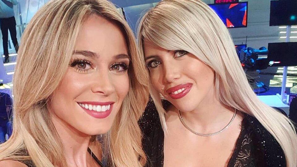 Diletta-Wanda, selfie dell'anno a Tiki Taka. E i social impazziscono