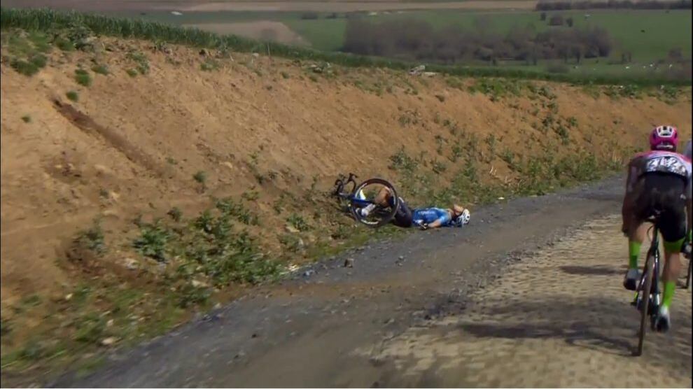 Paura alla Parigi-Roubaix: massaggio cardiaco a un corridore