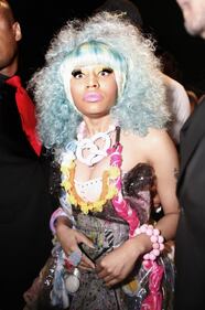 Nicky Minaj sexy con un abito di serpenti 20
