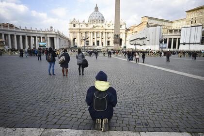 Folla a S. Pietro per l'ultimo Angelus 3