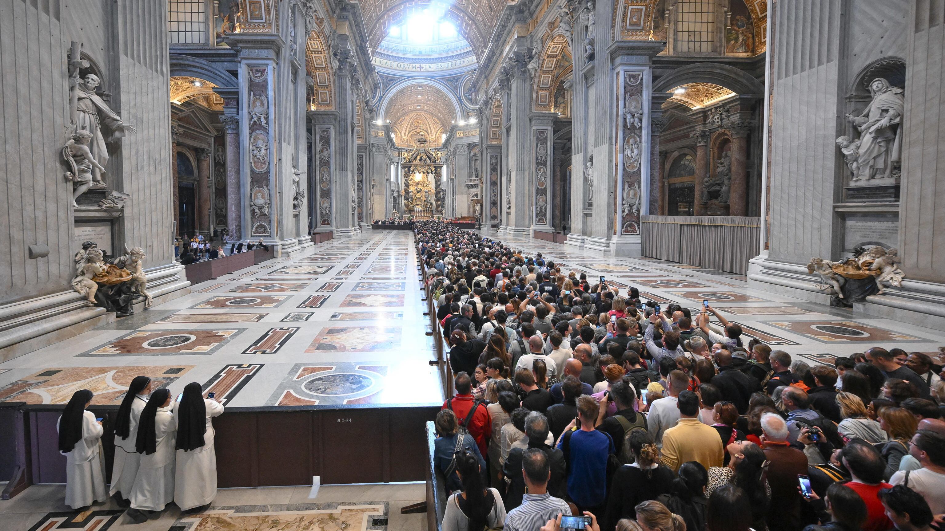 Il Papa insieme al popolo. L'ultimo dono ai detenuti