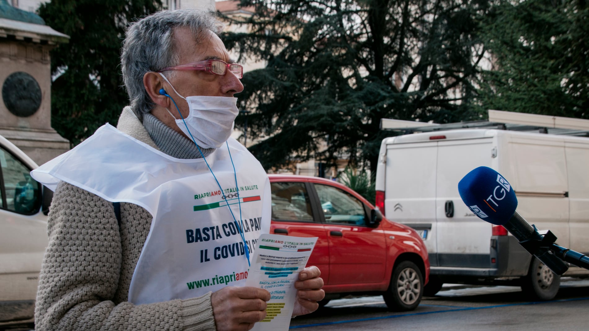 Curava i virus con la "forza degli integratori". Morto di Covid il biologo negazionista Trinca