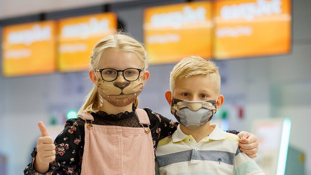 Bambini in aereo, arrivano i copri-mascherina ispirati ai fumetti