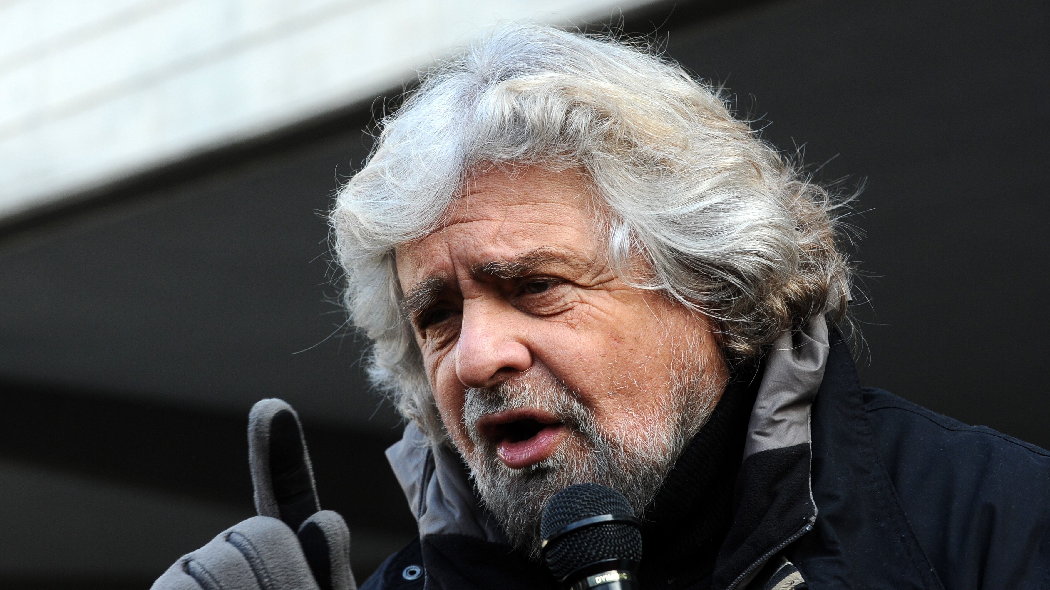 Grillo chiede aiuto a Dio: "Devo tornare in campo? Li lascio a loro babele"